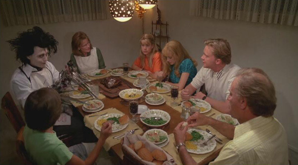 킴 가족의 집에서 가족들과 함께 식사하는 에드워드