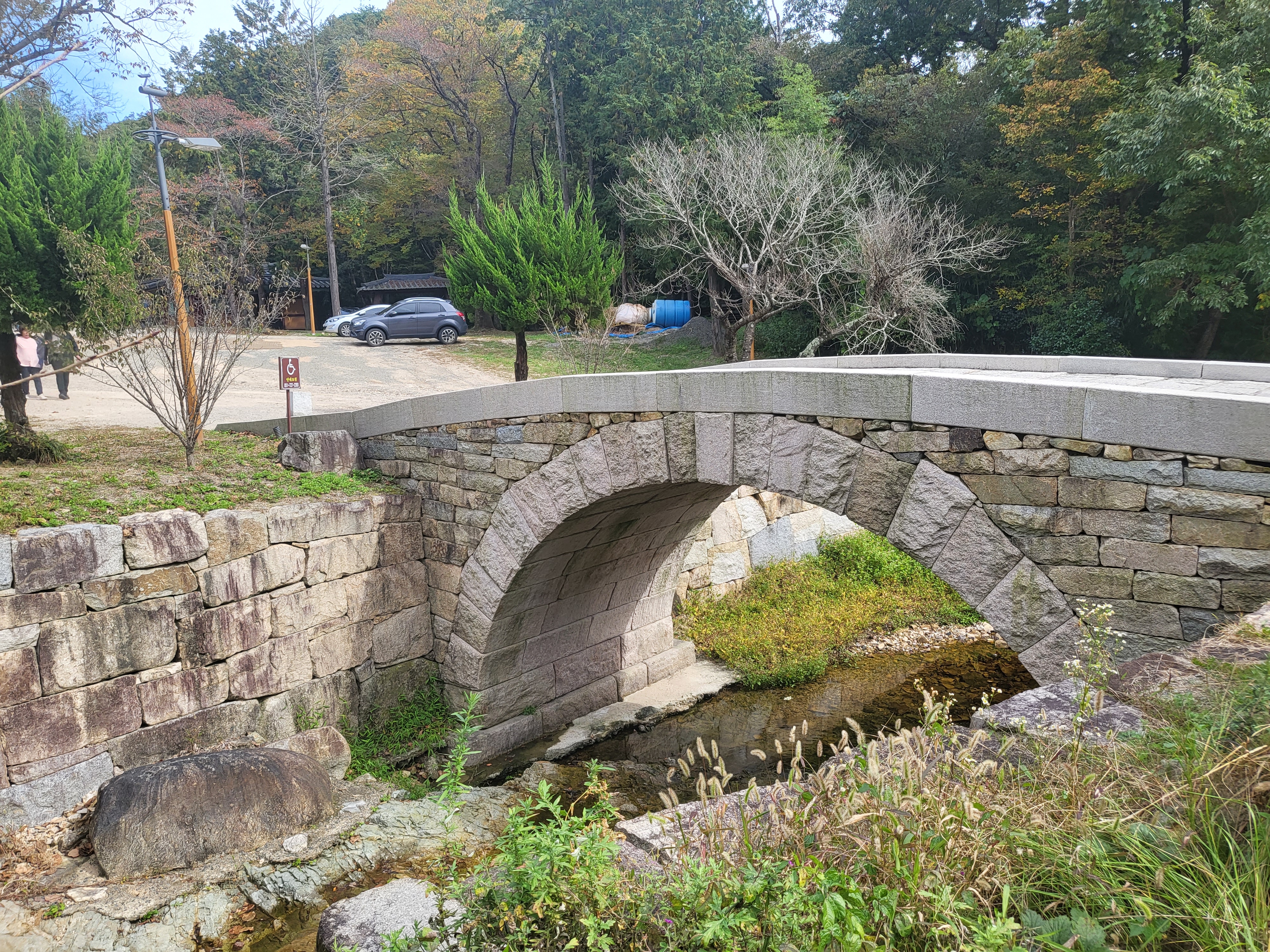 천년 고찰 장안사, 둘레 길을 따라 올라가면 운치 있는 백련암과 절벽 같은 곳의 척판암