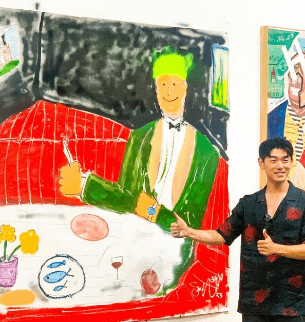 양손 엄지를 들어올린 에릭남