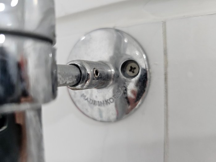 욕실-타일에-설치된-샤워기