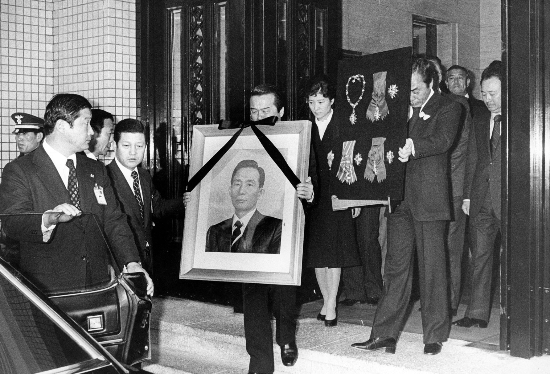 비상계엄의 역사, 한국 현대사에서의 16번의 계엄령, 박정희 전 대통령 암살, 최규하 국무총리 비상계엄 선포