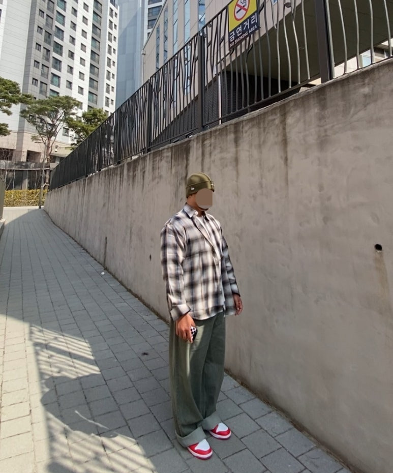 데일리룩('26. 3. 29.)슈프림x뉴에라 비니, 바운더리 오버핏 옴브레 체크셔츠, 무신사스탠다드 티셔츠, 그리너리크리드 와이드 데님팬츠, 나이키 덩크 로우 레트로 유니버시티레드