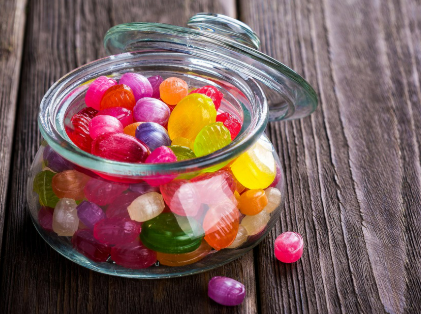 유리병에 들어있는 사탕과 향 보관