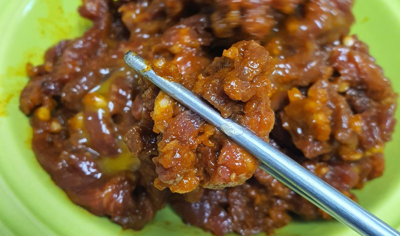 젓가락으로-잡혀진-육회