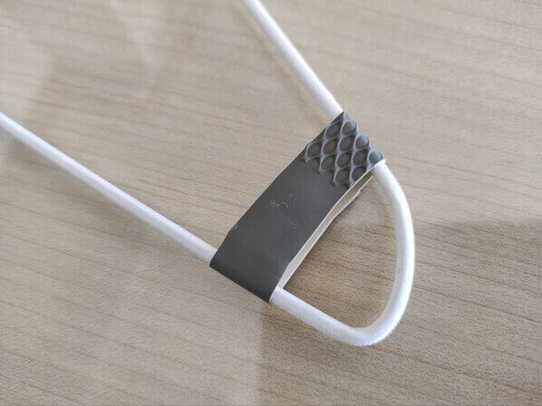 고무링이-끼워진-옷걸이