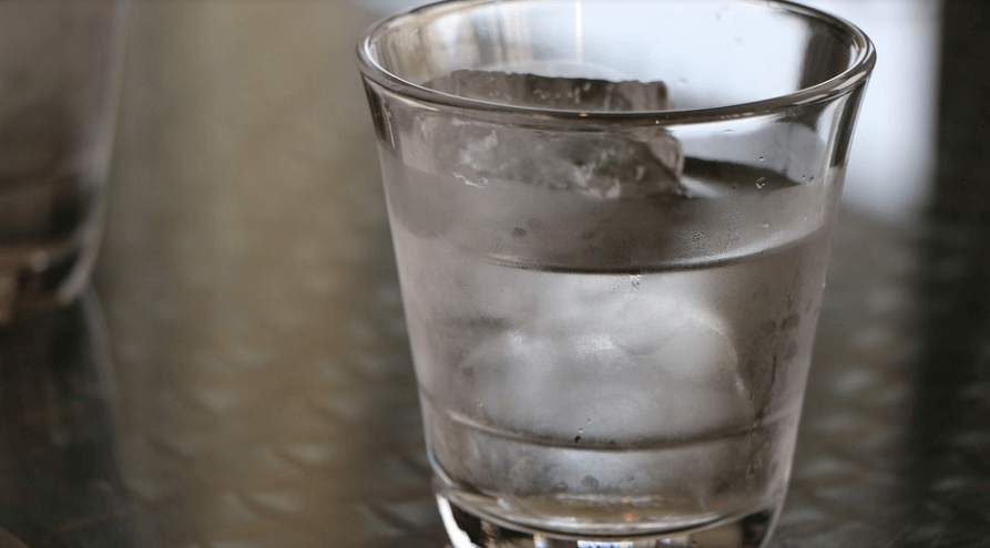 투명 유리컵에 물과 각 얼음이 들어 있다