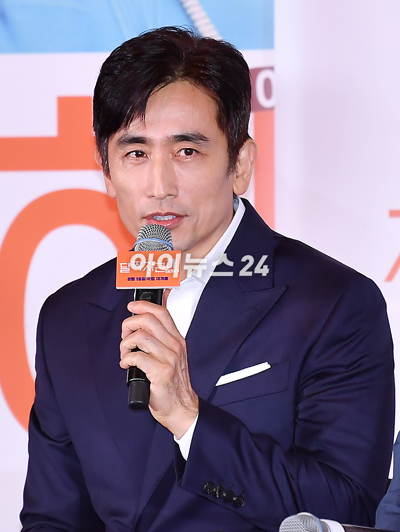 배우 차인표가 7일 오후 서울 용산구 CGV 용산아이파크몰에서 열린 영화 '달짝지근해: 7510' 언론시사회에서 포토타임을 갖고 있다. [사진=곽영래 기자]