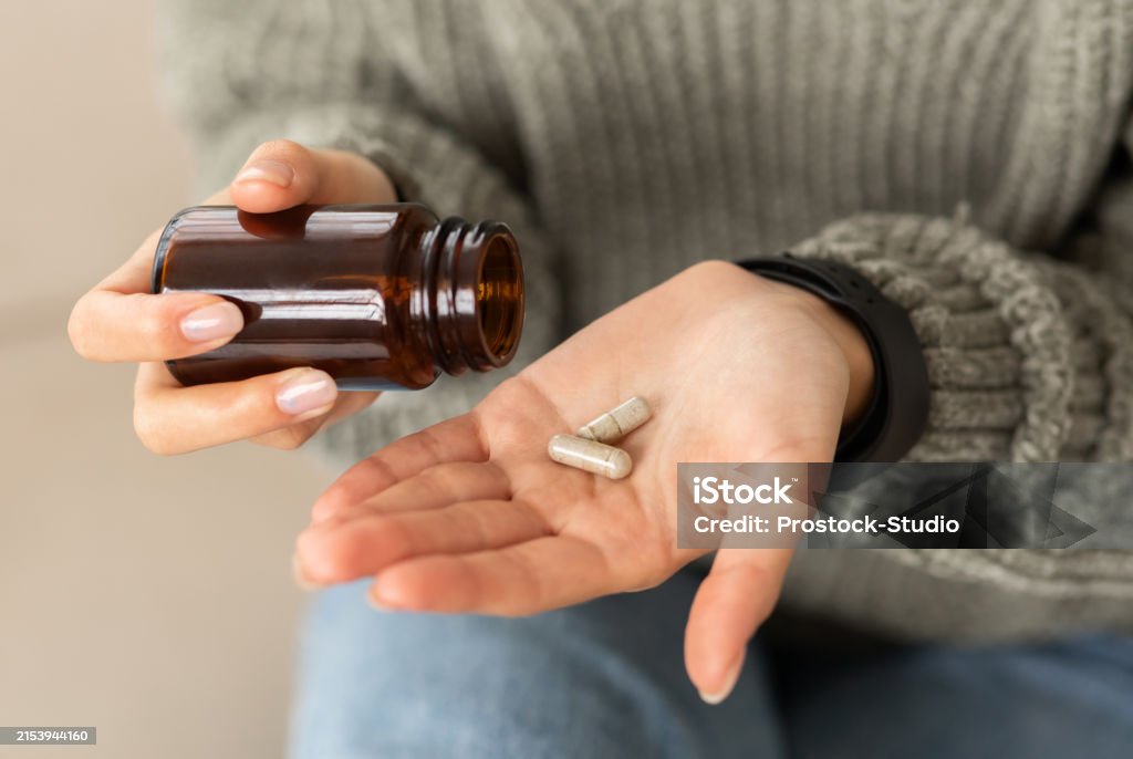 다이어트 보조제를 손에 올린 이미지