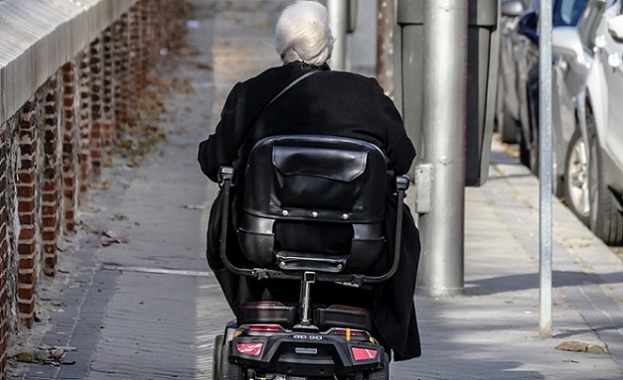 휠체어 타고있음