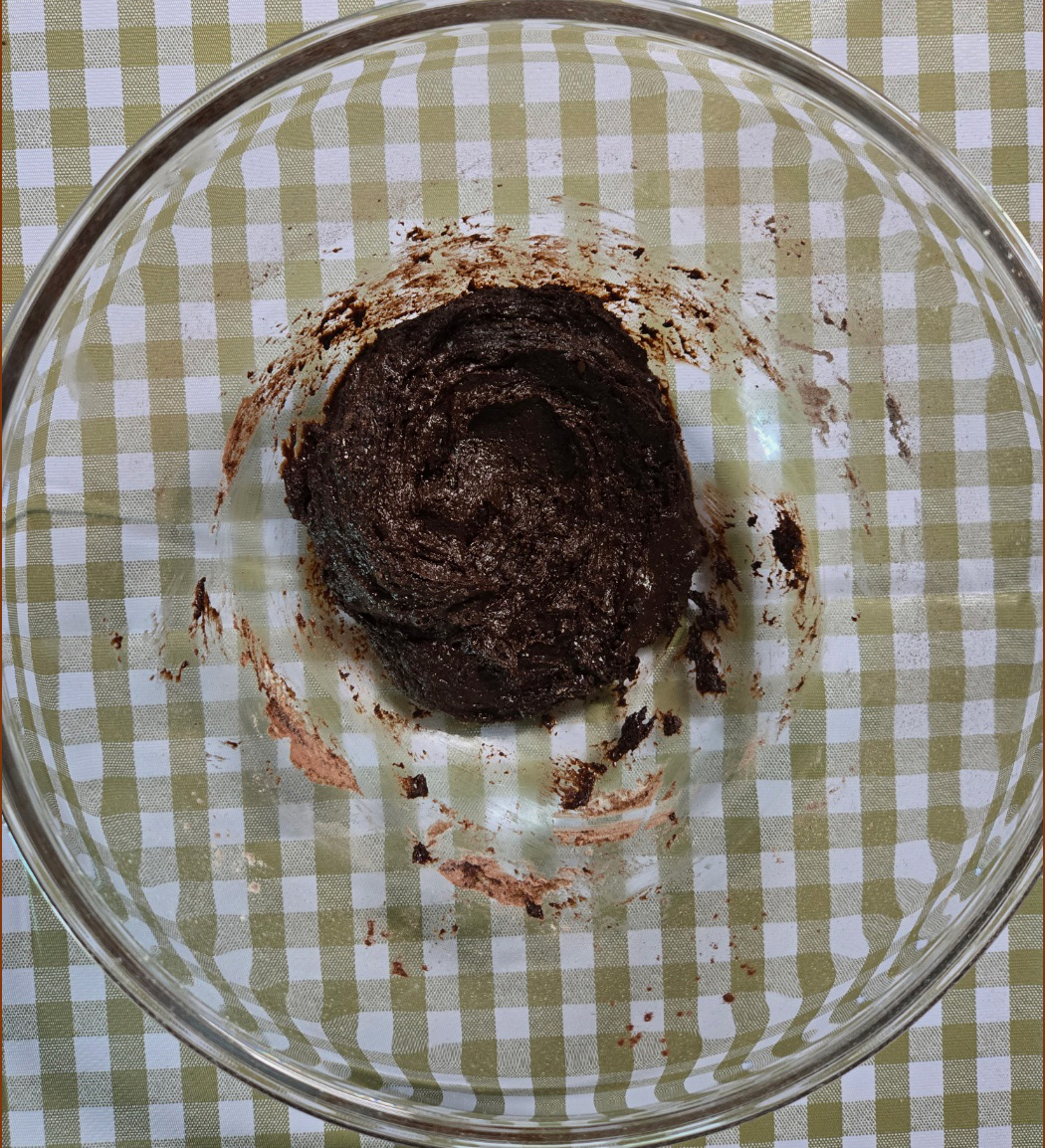 가루재료와 액체재료를 섞은 모습의 이미지