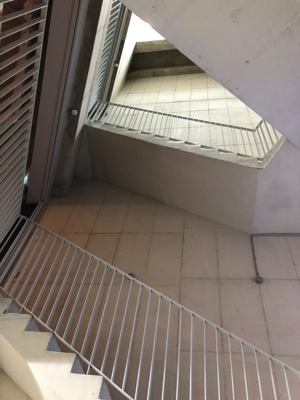 사비나갤러리-계단-삼각구조