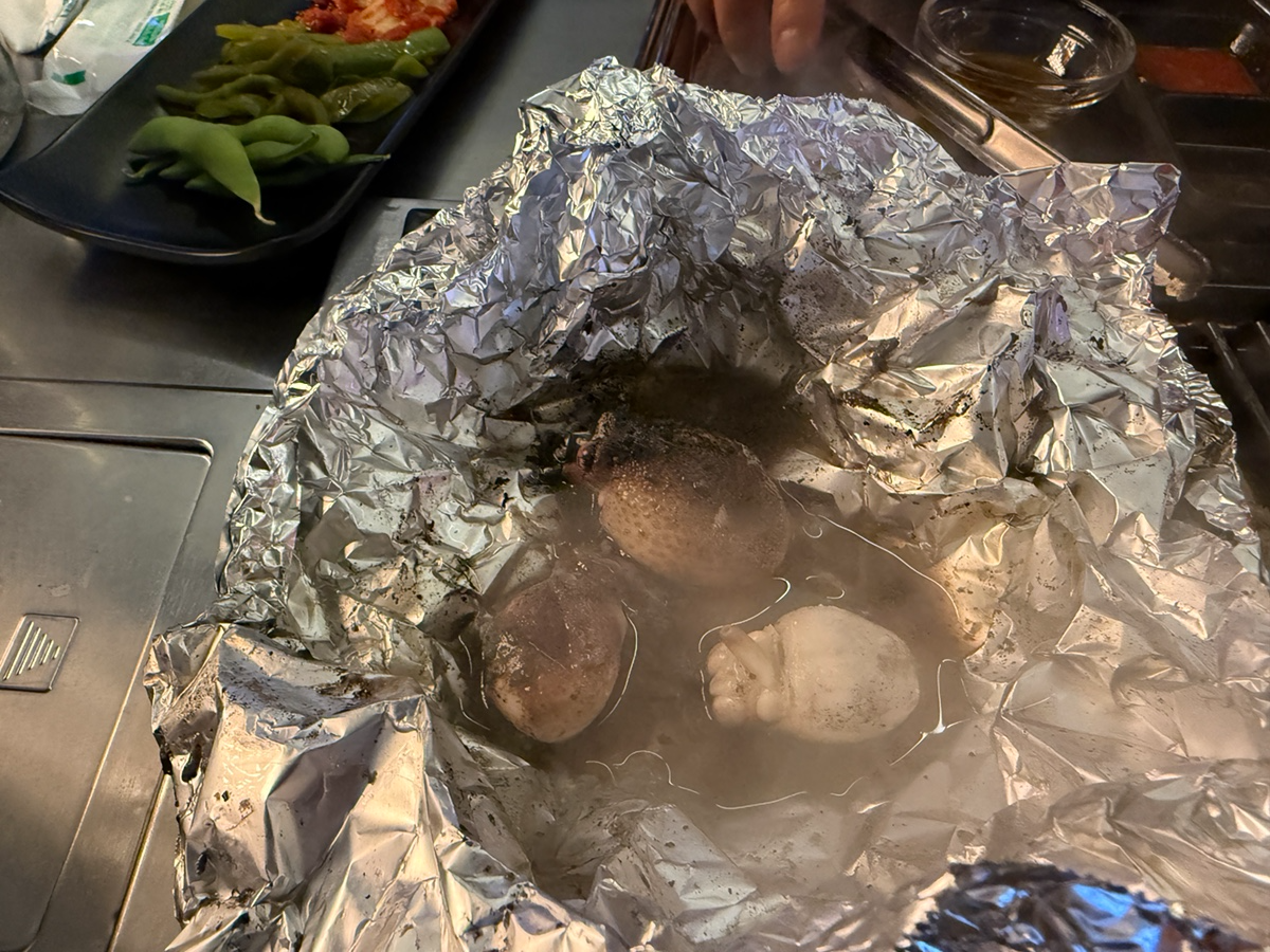 쭈꾸미 머리를 통째로 쪄서 담아낸 춘천 후평동 하와이조개 쭈꾸미 머리 통찜 모습