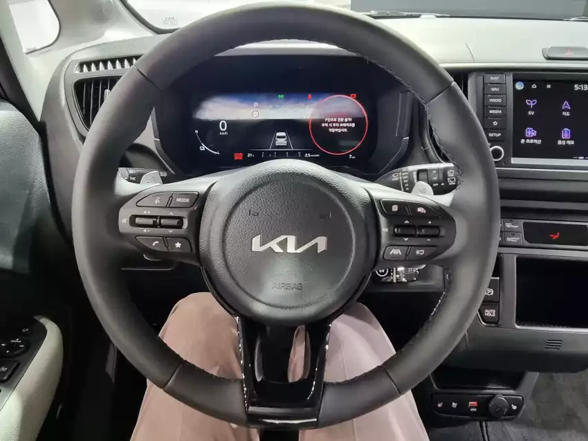 레이 EV 운전석에 앉아본 모습입니다.