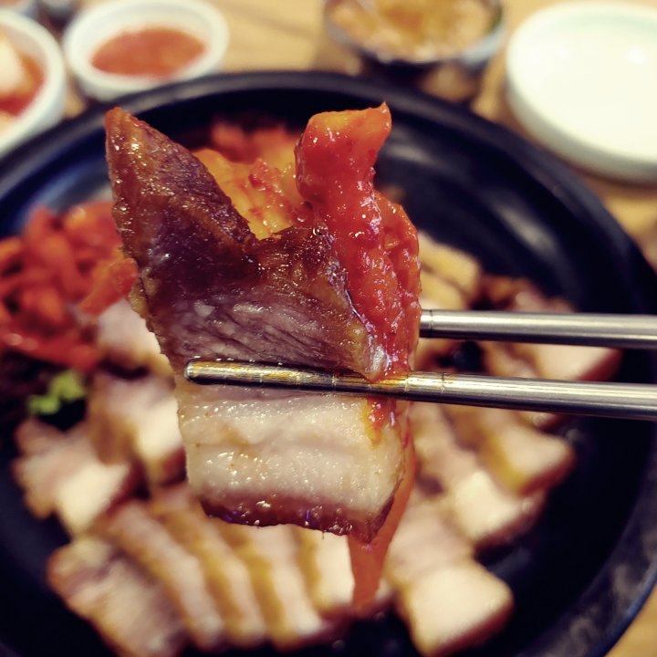 보쌈을 젓가락에 들어 올리다