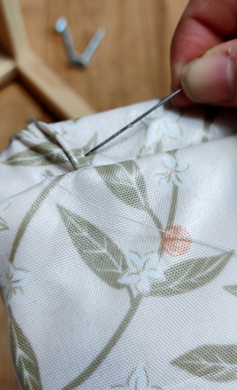 단단하게 바느질로 꿰메어줌