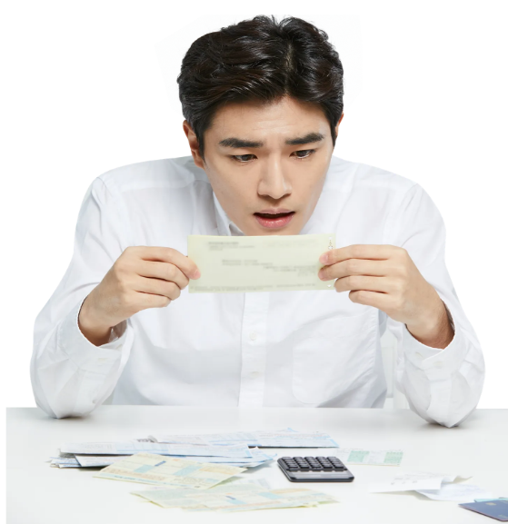 공무원이 급여명세서를 보는 사진