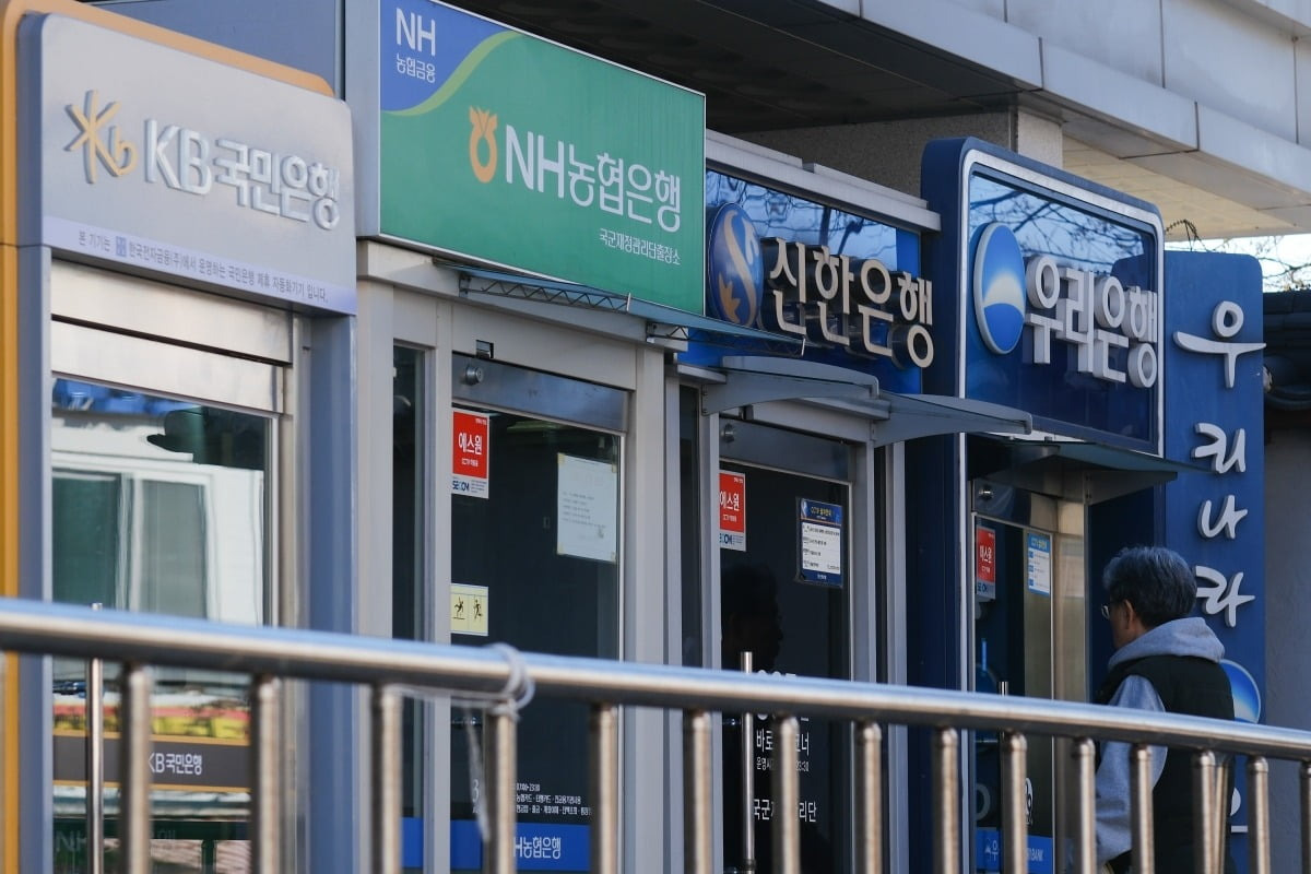 23일 금융권에 따르면 금융위원회는 이르면 다음달 &lsquo;은행 점포 폐쇄 관련 공동절차&rsquo;를 수정해 발표할 예정이다. 2년 만에 은행권 점포 폐쇄 가이드라인을 손질하기로 결정했다.