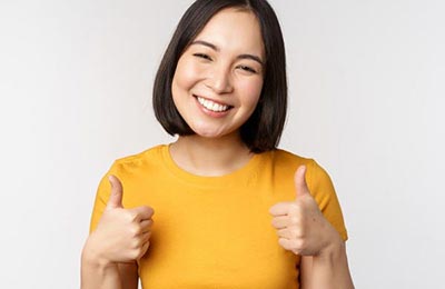 활짝 웃는 여자