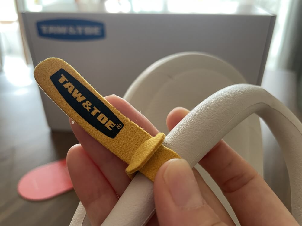 토앤토-플리플랍-신발에 달린-태그