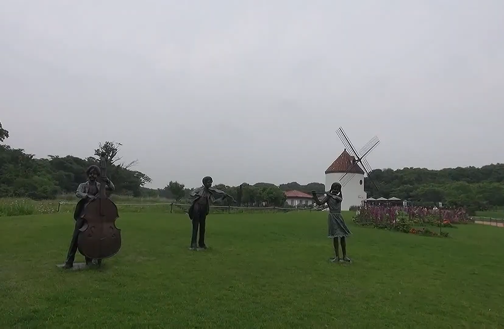 에코랜드 삼다곤원에 있는 3어린이의 합주하는 모습의 동상