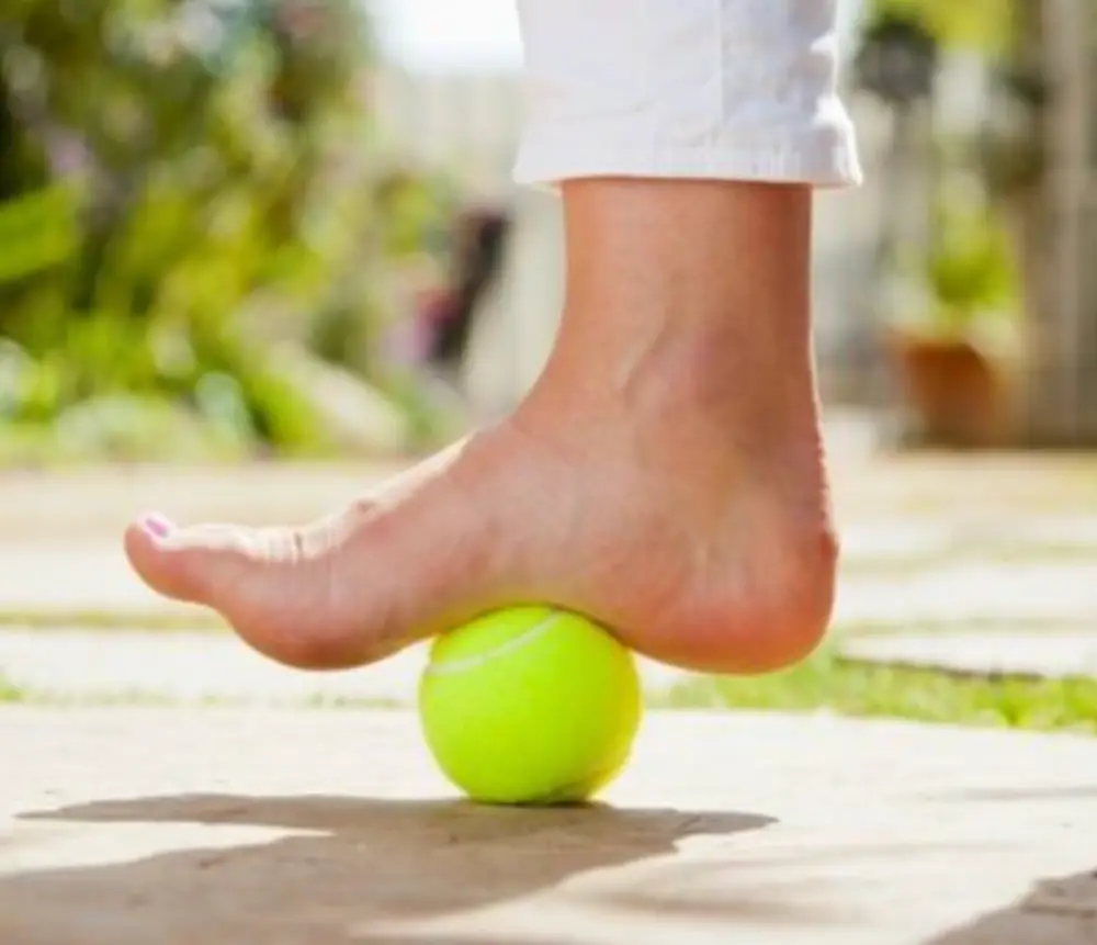 발바닥을 테니스공으로 스트레칭