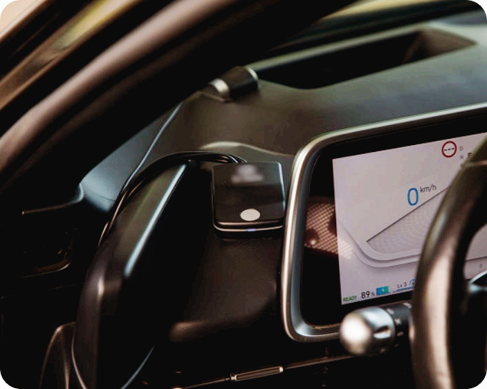 페달 오조작 방지장치가 자동차의 계기판 왼쪽 옆에 설치돼 있는 모습. 이 장치는 자동차가 15km,h 이내 주행시 급가속 페달의 작동을 제한한다. 한국교통안전공단 제공