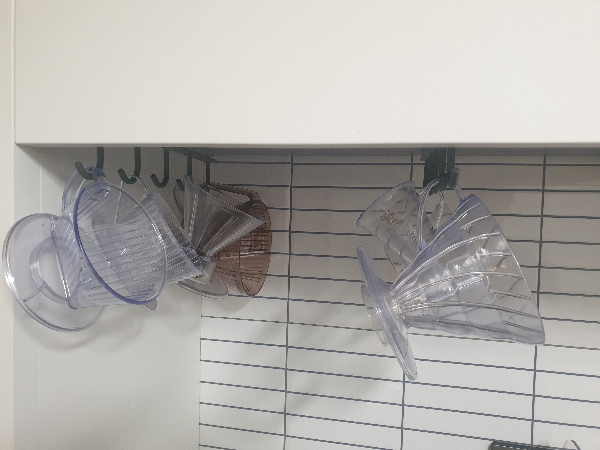 하리오v60, 칼리타, 멜리타, 다이소, 멜리타 아로마 등 다양한 드리퍼들이 걸려 있다.