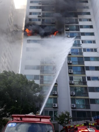 부천-아파트-10층에서-불이나-화염과-검은-연기가-피어오르고-소방차가-출동해-진화하는-모습