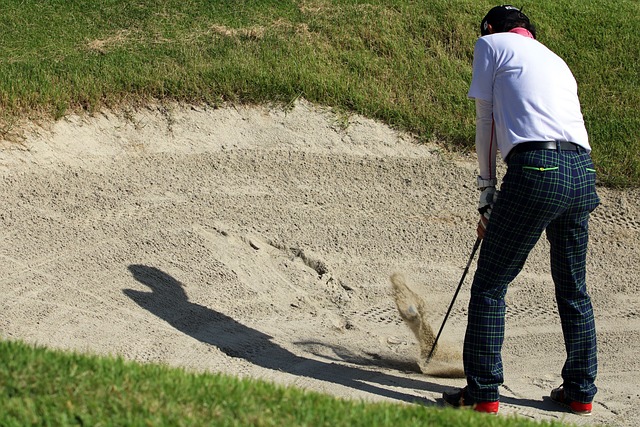 벙커를 탈출하는 프로골프선수