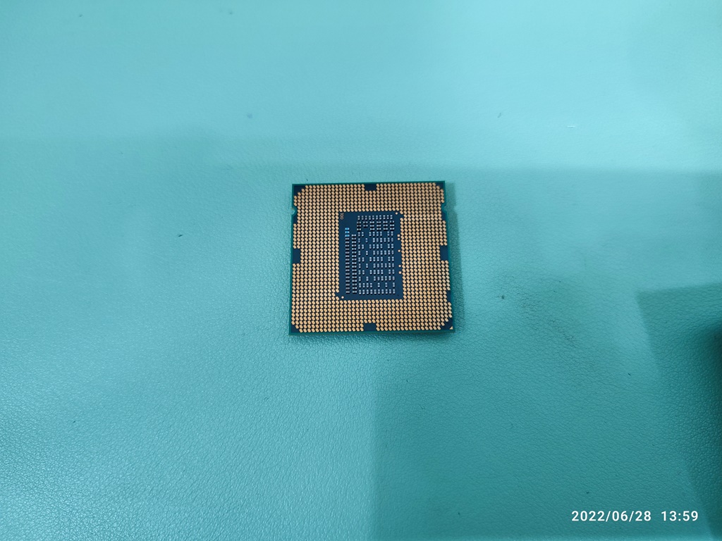 오랫동안 메인보드에 장착된 CPU입니다. 컴퓨터 사용자분께서 흡연을 하시는 분이라 CPU에도 흡연한 자국이 남습니다.