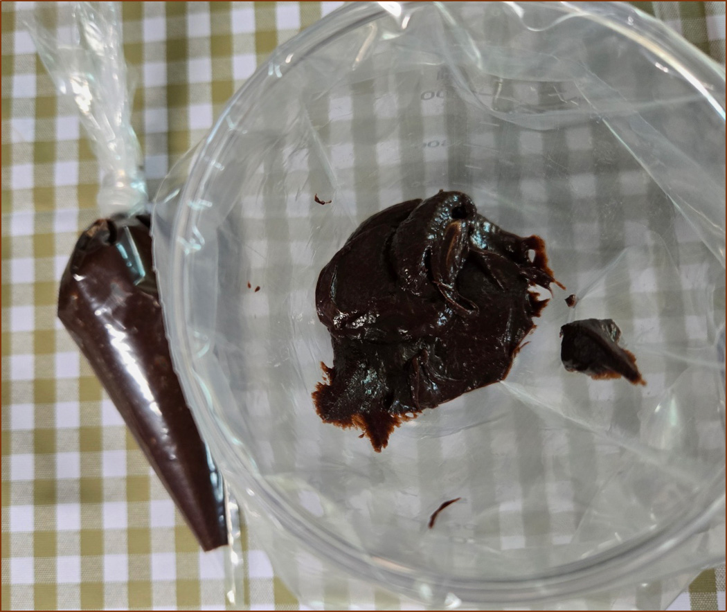 반죽을 짤주머니에 담은 모습의 이미지