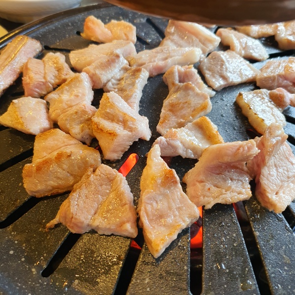 불판위에서-익어가는-돼지갈비