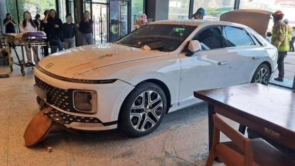 대낮에 한 그랜저 차량이 카페 내부로 돌진하는 사고가 발생했다. 사진은 사고 당시 모습. [사진=경기도소방재난본부]