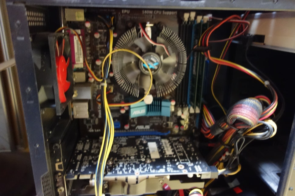 케이블이 그래픽카드 옆을 지나가는 상태 사진(1)