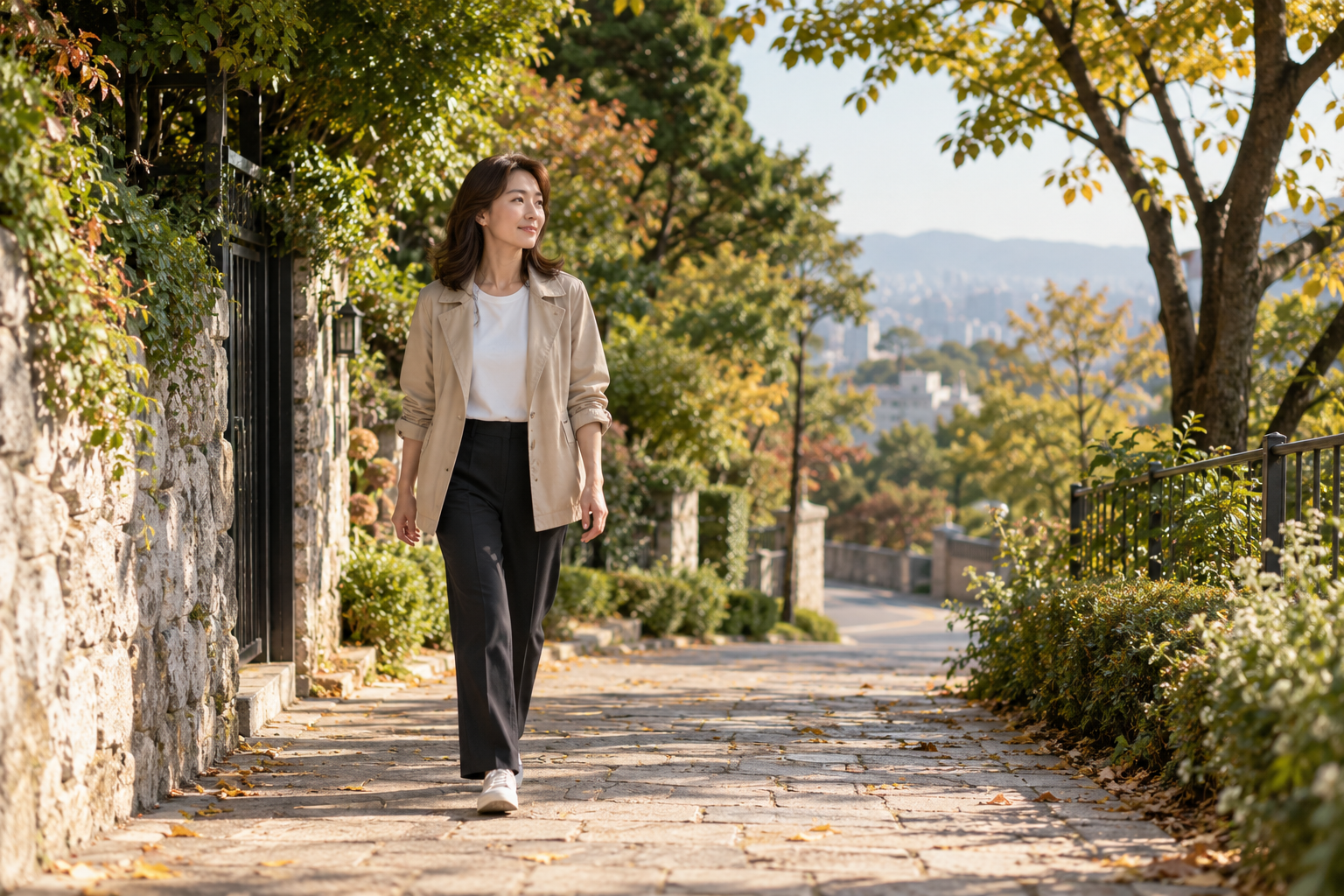 가을 동네 길을 편안한 걸음으로 걷는 성인 여성