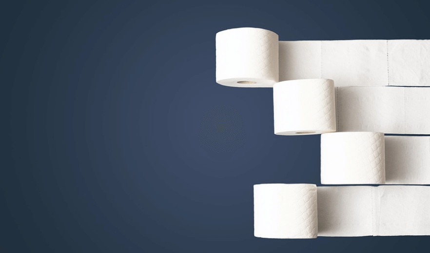 사과즙 효능은 변비에 도움이 된다 화장실 두루마리 화장지가 굴러가고 있다