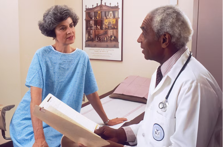 중장년층 여성이 실내에서 건강 상담을 받고 있는 모습