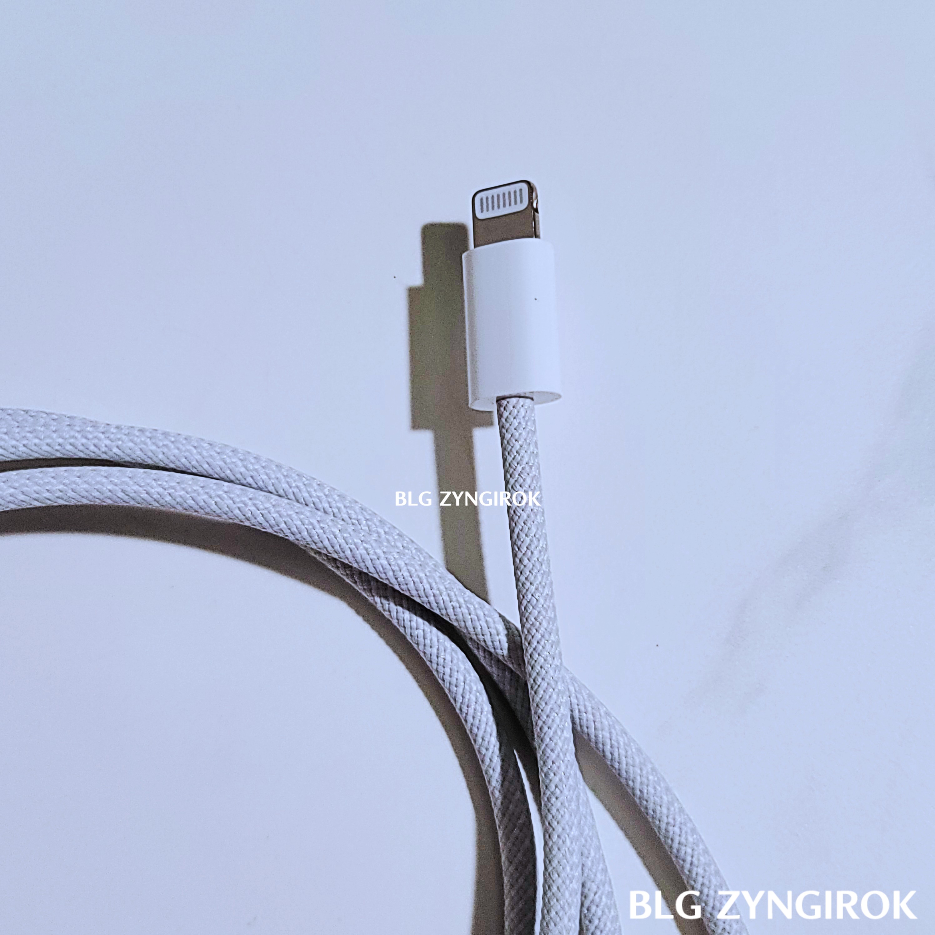 라이트닝 키보드가 테이블 위에 놓여있다.