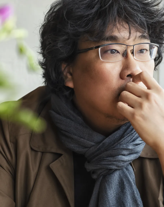 안경을 스고있는 봉준호감독사진