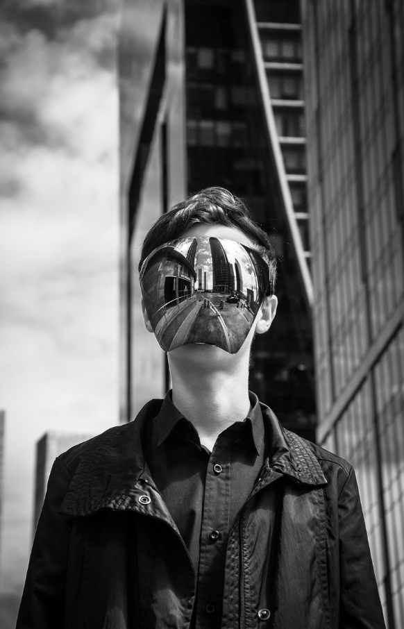 안면에 가면을 쓴 남자