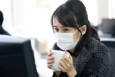 감기에 걸린 여성