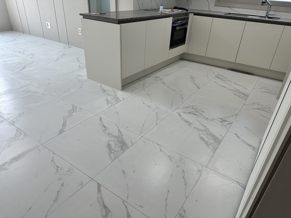 글쓴이가 하자 점검 할 때 찍은 거실 바닥 사진