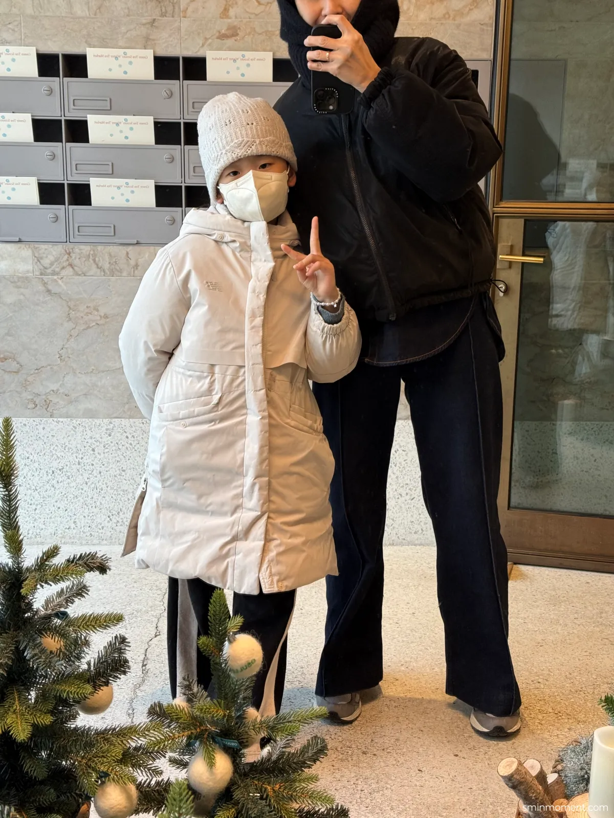 북촌한옥마을-투어-오설록-입구-셀카-딸램