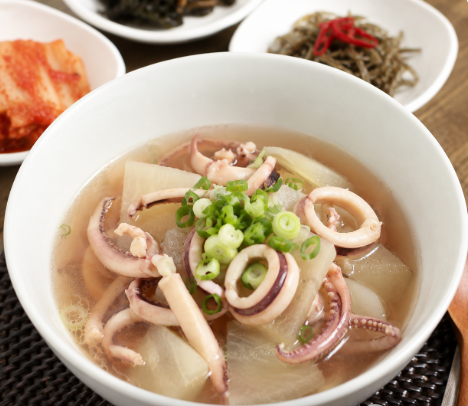 오징어와 무가 듬뿍 담긴 시원한 국물 위로 대파가 송송 올라간 먹음직스러운 완성 비주얼.