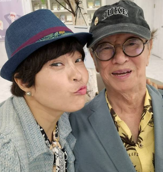 코미디의 거장 전유성 후배들과 함께 웃음을 나누는 전유성