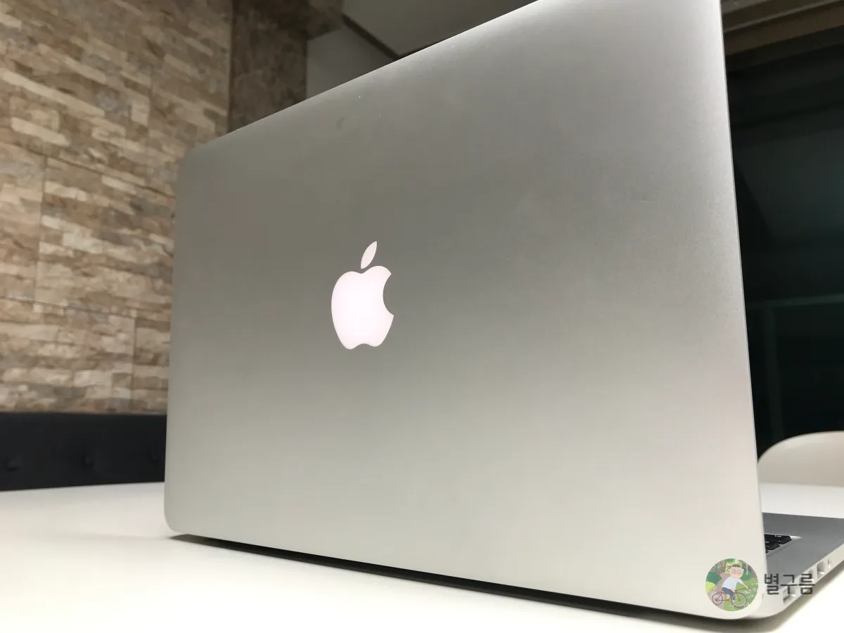 중고-맥북-사과-불빛-테이블에-놓여있다