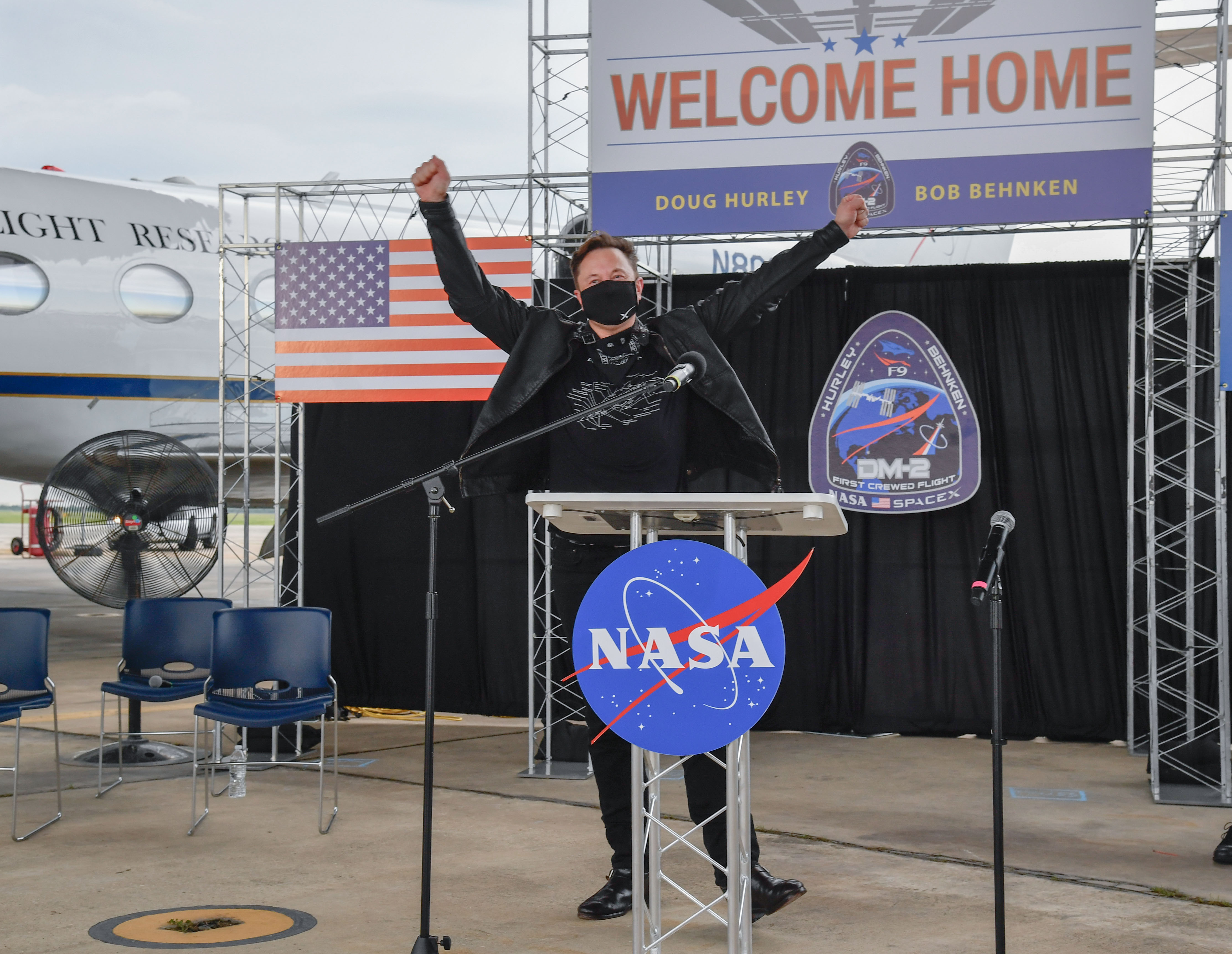NASA/Robert Markowitz &middot; 퍼블릭 도메인. 2020년 SpaceX 귀환 행사 사진으로, 소개하는 대담 당시 사진은 아니다.
