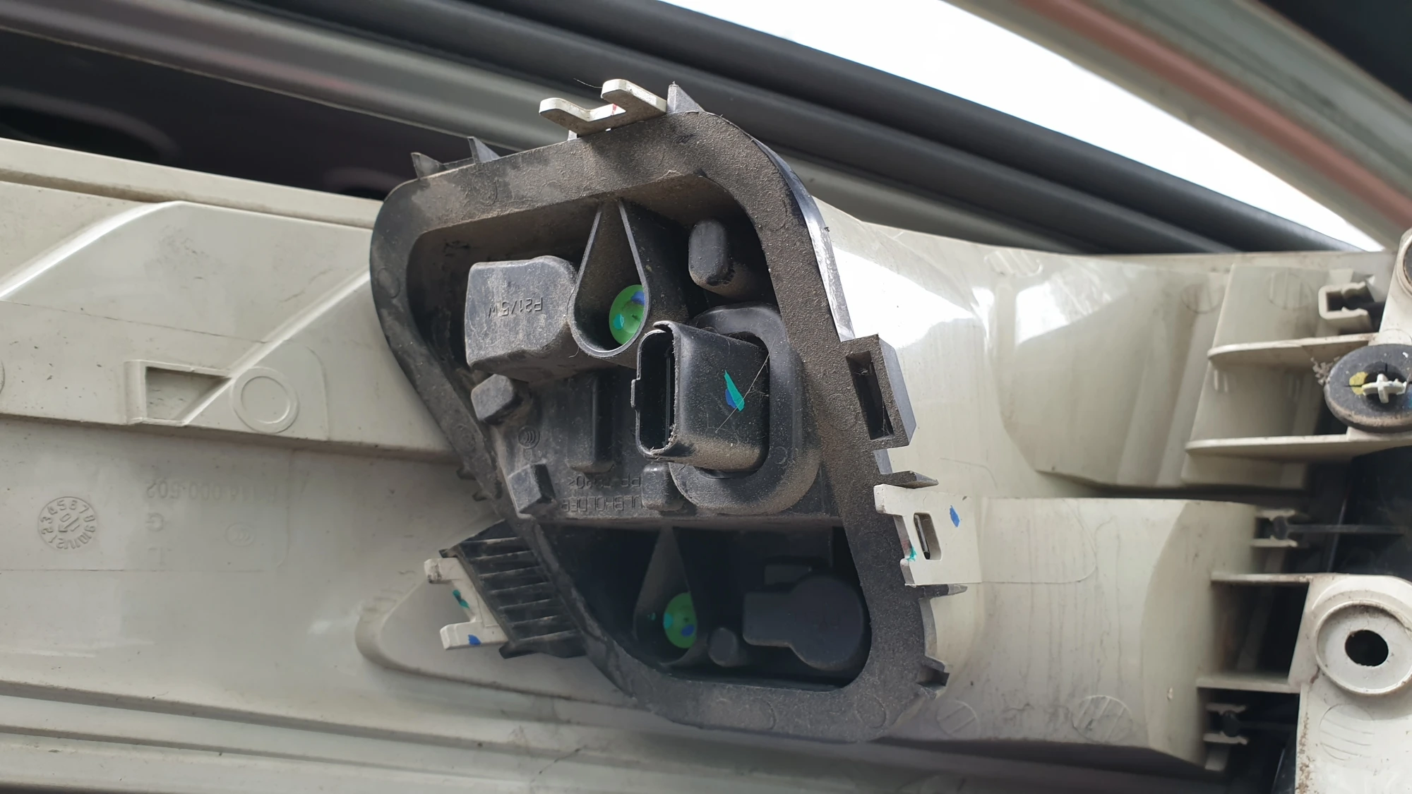 전구 소켓 끼운 모습