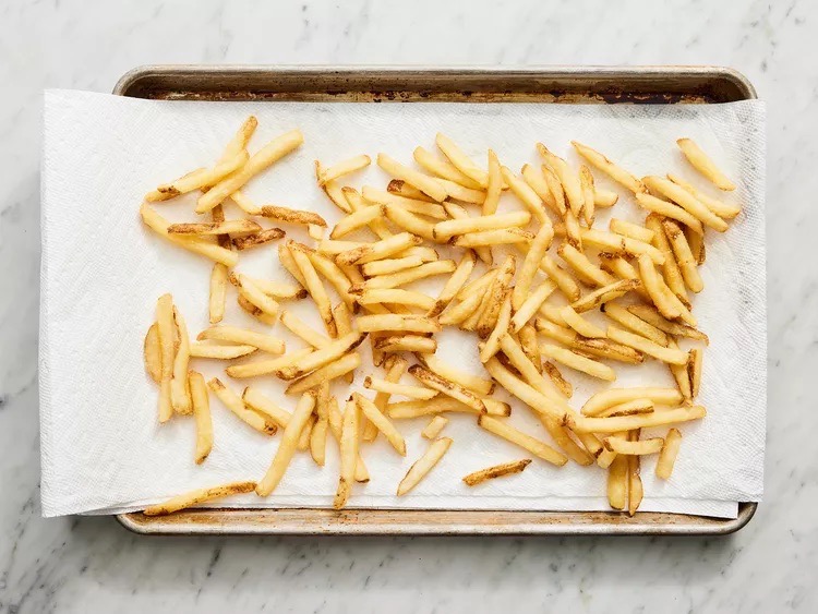 캐나다 대표 음식 푸틴 <Source: DOTDASH MEREDITH FOOD STUDIOS>