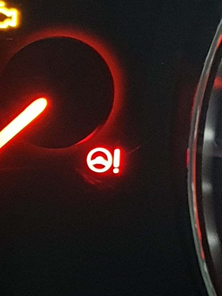 파워 스티어링 경고등